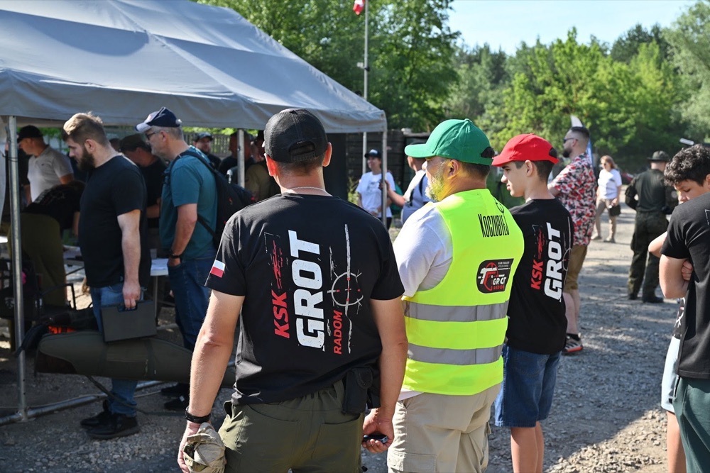 Klubowicze KSK GROT podczas wydarzenia na strzelnicy